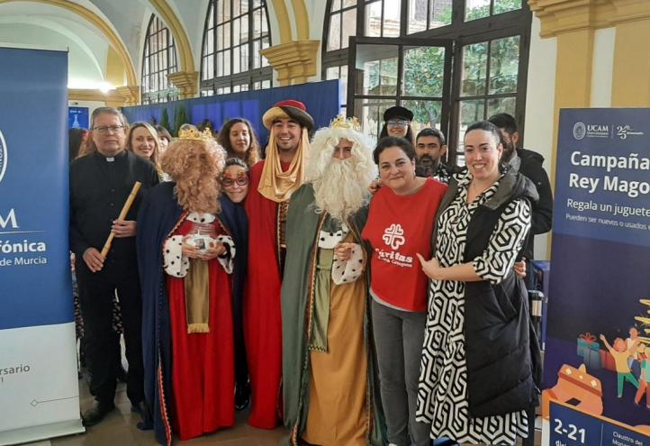 La UCAM entrega a Cáritas los obsequios de su campaña ‘Ningún niño sin juguete’ 