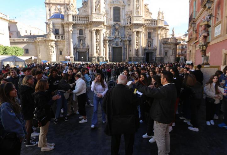 Los estudiantes de la UCAM en la Plaza Cardenal Belluga de Murcia