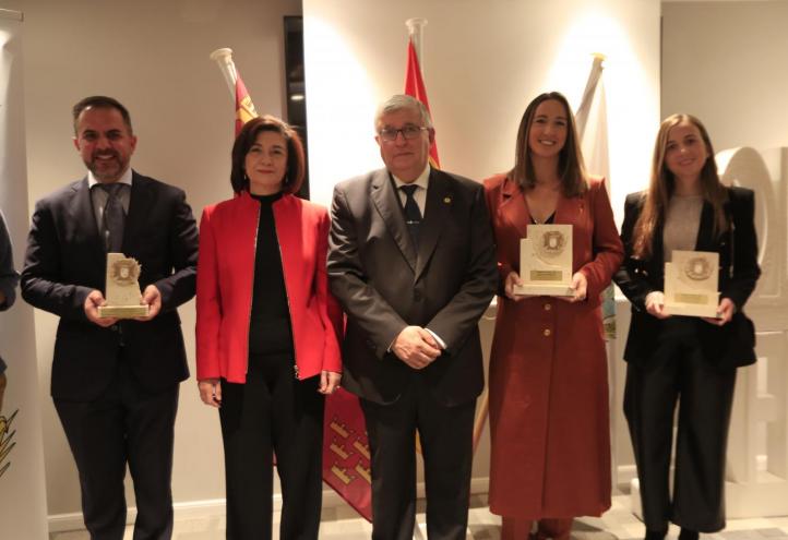 En el centro, Manuel García, presidente del Colegio y María José López Arroyo, vicedecana del Grado en Enfermería de la UCAM; junto a los premiados de la Universidad, Manuel Pardo, María José Pujalte y María Luis Mayol.