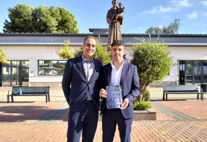  Vicente Santaclara (derecha de la imagen), autor de la tesis, junto con su tutor, el doctor Pablo Conesa