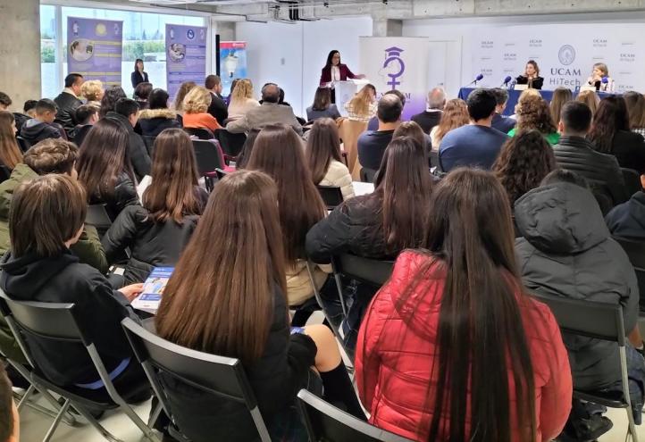 Estrella Núñez, vicerrectora de Investigación de la UCAM y María Trinidad Herrero, presidenta de Lyceum, durante la ponencia que la investigadora de UCAM-Sens María Cuartero, ha impartido a jóvenes estudiantes de la Región.