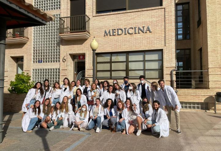 Un grupo de estudiantes de la quinta promoción del Grado en Medicina de la UCAM, ante el edificio de la Facultad en el Campus de Los Jerónimos.