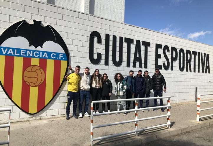 Alumnos del máster en la entrada a la ciudad deportiva del Valencia CF.