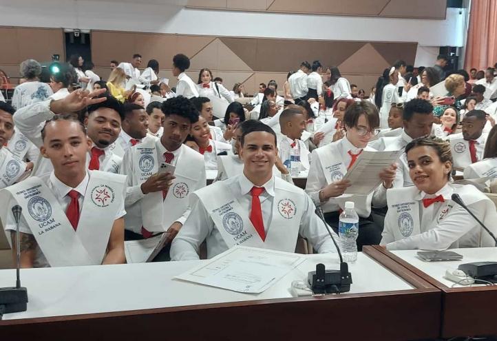 Los estudiantes al finalizar la ceremonia de graduación celebrada en el Palacio de Convenciones de La Habana.