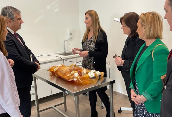 El consejero Juan María Vázquez visita las instalaciones del Grado en Veterinaria de la UCAM