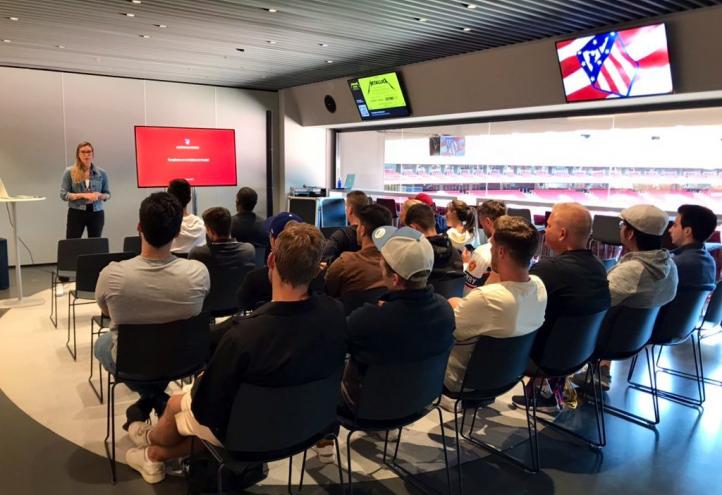 Alumnos recibiendo una master class en el Estadio Cívitas-Metropolitano