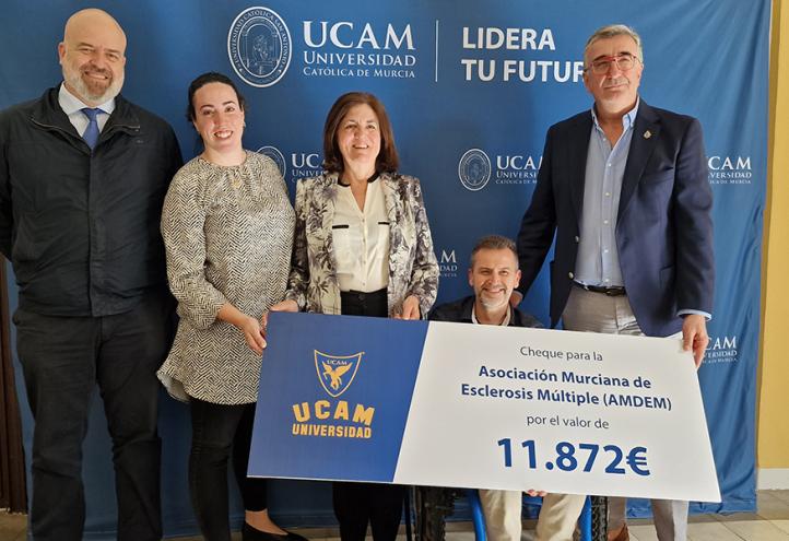 La UCAM entrega los cerca de 12.000€ que recaudó de la carrera contra la esclerosis múltiple