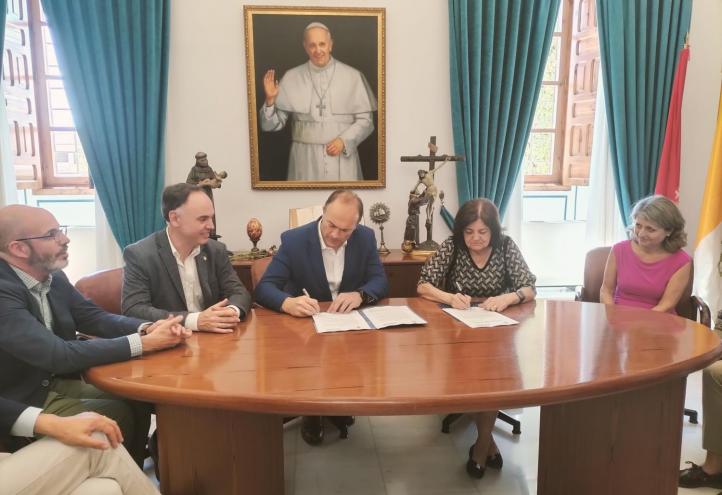 En la imagen, María Dolores García, presidenta de la UCAM, y Rafael Ros, Managing Partner para España y Benelux de Plug and Play, firmando el acuerdo, junto a Estrella Núñez, vicerrectora de Investigación de la Universidad, y Carlos Caballero, director de UCAM HiTech. 