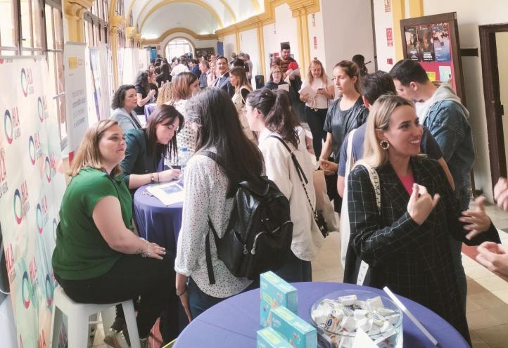 Estudiantes y empresas en la I Semana de Empleo de la UCAM