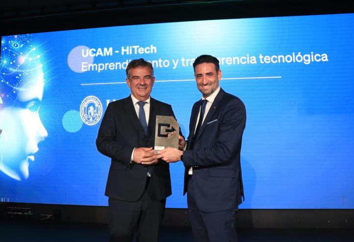 Juan María Vázquez, consejero de Universidades e Investigación de la CARM, entregó el galardón a Samuel Mendoza, director general de Infraestructuras y Desarrollo Digital de la UCAM.