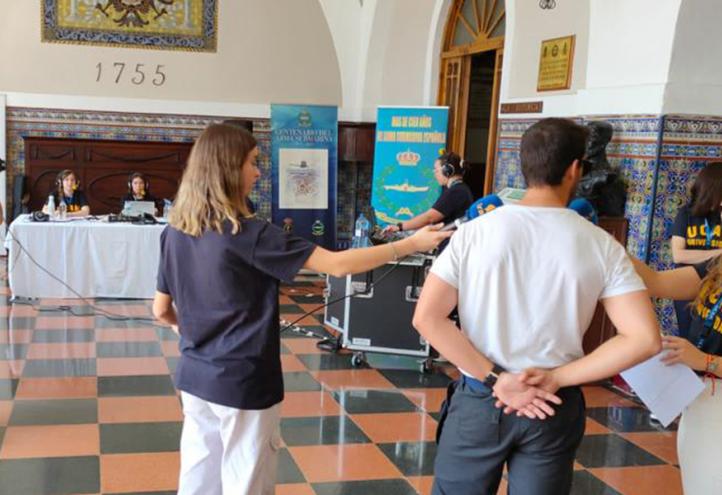 Los alumnos de comunicación de la  UCAM colaboran en un simulacro de emergencia con la Armada Española