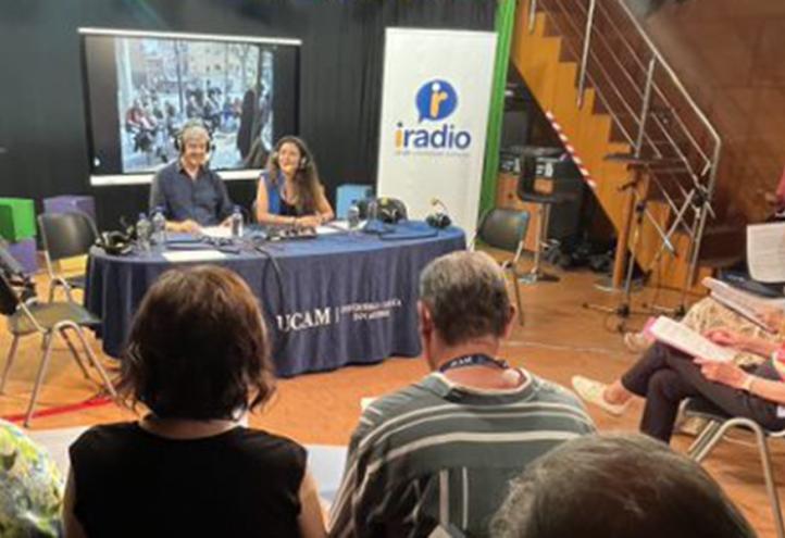 Alumnos de la UCAM y mayores de la Fundación La Caixa unidos por la radio