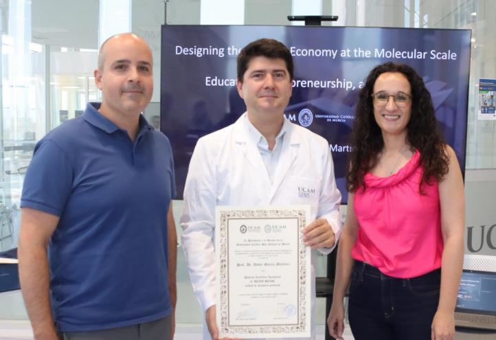 Los investigadores María Cuertero y Gastón Crespo, con el padrino de UCAM-SENS