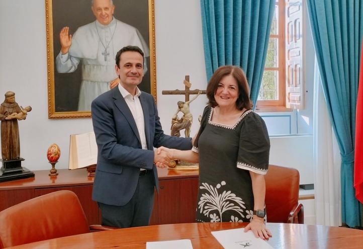 Juan Jesús Lozano, director regional de CaixaBank y María Dolores García, presidenta de la UCAM, durante la firma del acuerdo