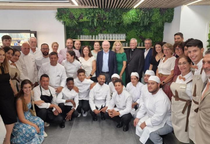 Foto de familia cafetería Caritas