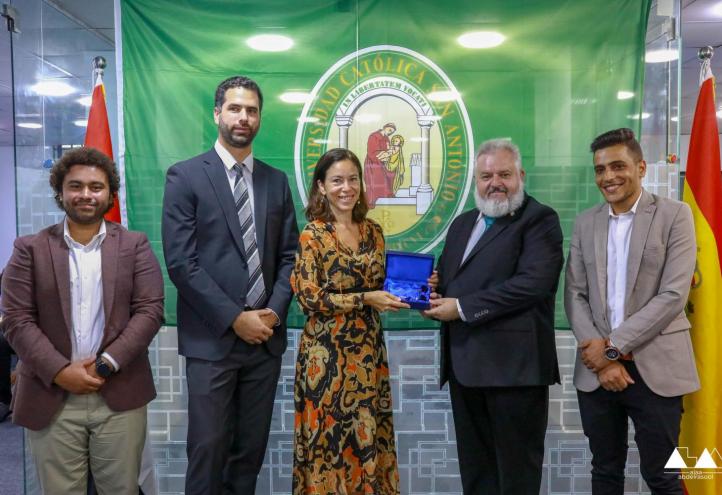 Osama Mohamed, CEO de AGES; Alberto Fernández, director del UCAM Spanish Institute de Dubái; Magdalena Cruz, consejera Cultural de la Embajada de España en Egipto; Ernesto García, director de Partners Internacionales de la Unidad de Alianzas Estratégicas de la UCAM, y Mahmoud Mostafa, director de UCAM Instituto Español de Alejandría.