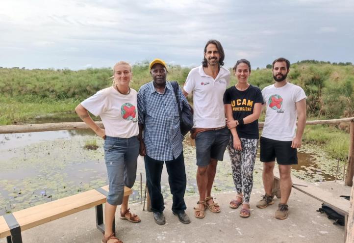 La docente de la UCAM, Pura Ballester, junto a otros miembros de la expedición humanitaria y el profesor Charles, en el lugar donde ya se está trabajando en un huerto de plantas medicinales y se pretende instalar el laboratorio. 