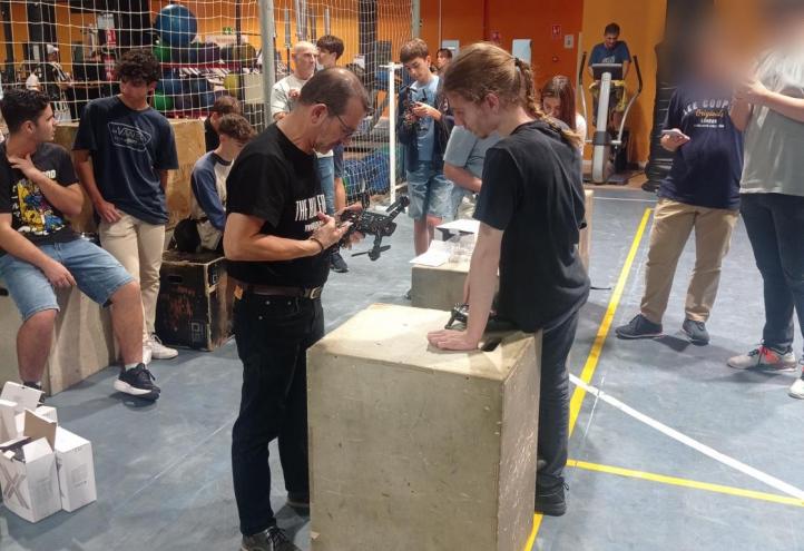 Alumnos vuelan su dron en el UCAM Sport Center