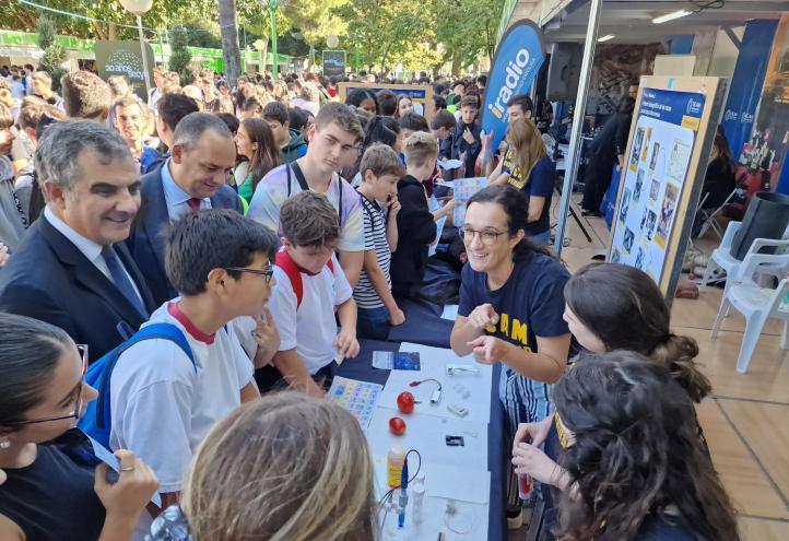 María Cuartero, responsable de la Unidad de Investigación UCAM-SENS, mostrando ciencia en uno de los stands de la Universidad