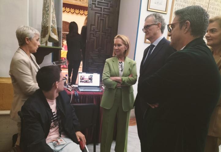 María Jesús García, madre de Ángel Murcia, adolescente sin diagnóstico, conversando con Juan Carrión, presidente de la Asociación de Enfermedades Raras en Murcia D&#039;Genes, Josefina García, rectora de la UCAM, y Juan José Pedreño, consejero de Salud de la Comunidad Autónoma de la CARM