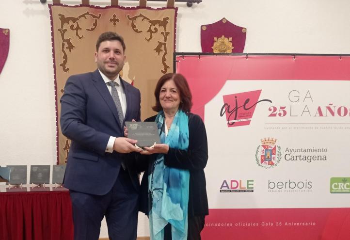 Recoge el premio la presidenta de la UCAM