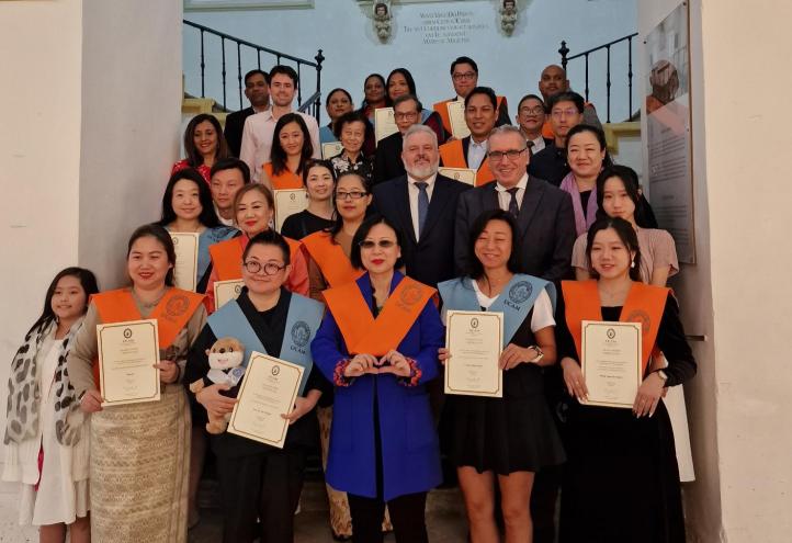 Algunos de los alumnos asiáticos en el Campus de Los Jerónimos, tras la ceremonia.
