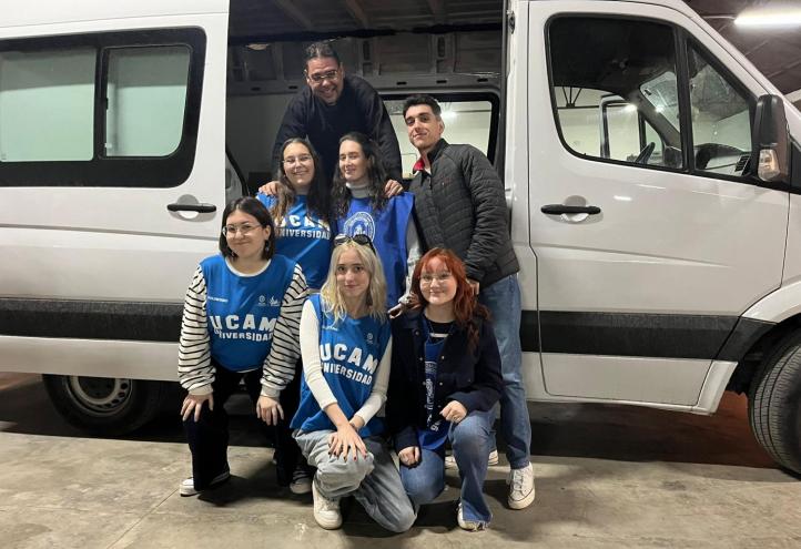 Grupo de alumnos voluntarios junto al capellán de UCAM Cartagena
