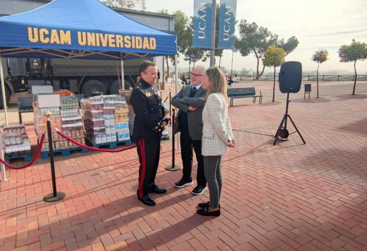 Conversación previa al acto de entrega de alimentos