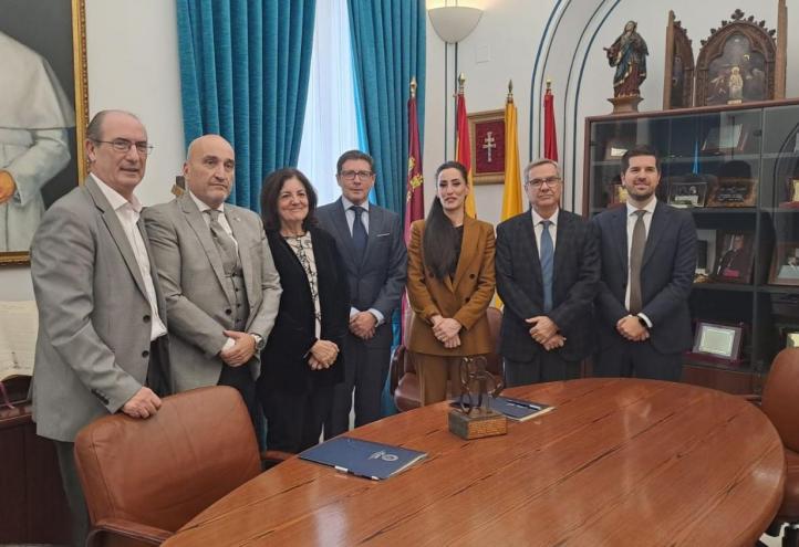 María Dolores García, presidenta de la UCAM (3º i) y Fernando Jesús Santiago Ollero, presidente del Consejo General de Colegios de Gestores Administrativos de España (2º i), acompañados por representantes de ambas instituciones, tras el acto de firma.