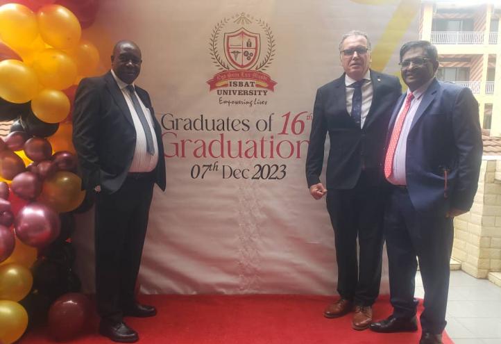 16 Graduación ISBAT University