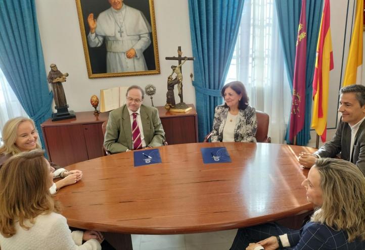 María Dolores García, presidenta de la UCAM, y Jesús Carlos Gómez, presidente de la Sociedad, durante un encuentro celebrado en el Campus de Los Jerónimos, en el que también estuvieron presentes José María Cayuela, decano de la Facultad de Farmacia y Nutrición de la Universidad y Pilar Zafrilla, vicedecana, así como otros representantes de ambas instituciones. 