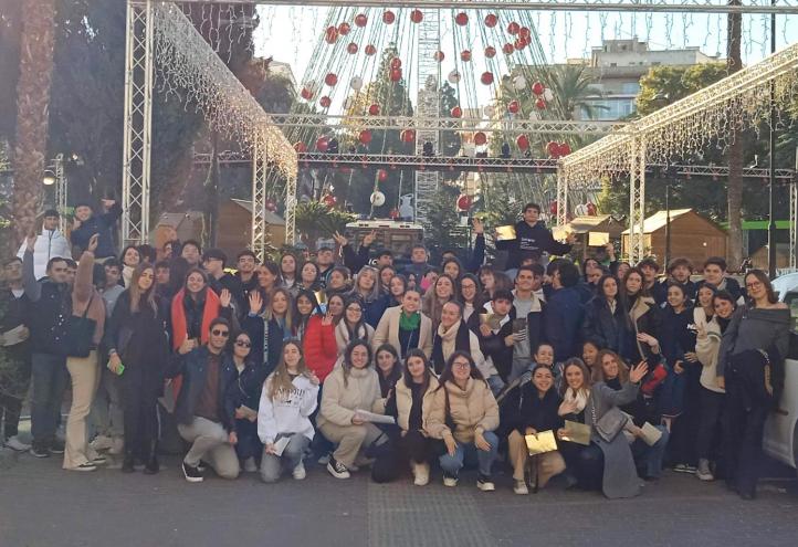 Uno de los grupos participantes de la actividad, en la Plaza Circular de Murcia