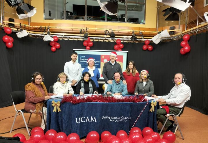  Los mayores participantes junto Candela Lobo y Vicente Candel, estudiantes de la UCAM y profesores del taller              
