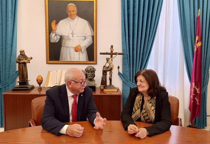 El Hermano Mayor de la Cofradía junto a la Presidenta de la UCAM
