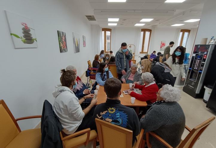 Alumnos de la UCAM en el Asilo de las Hermanitas de los Pbres