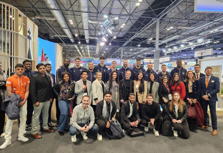 Estudiantes y docentes de turismo de la Católica de Murcia junto a la plantilla del UCAM CB