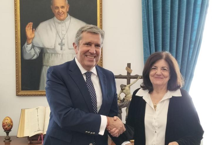 María Dolores García y Javier Collado tras la firma.  UCAM