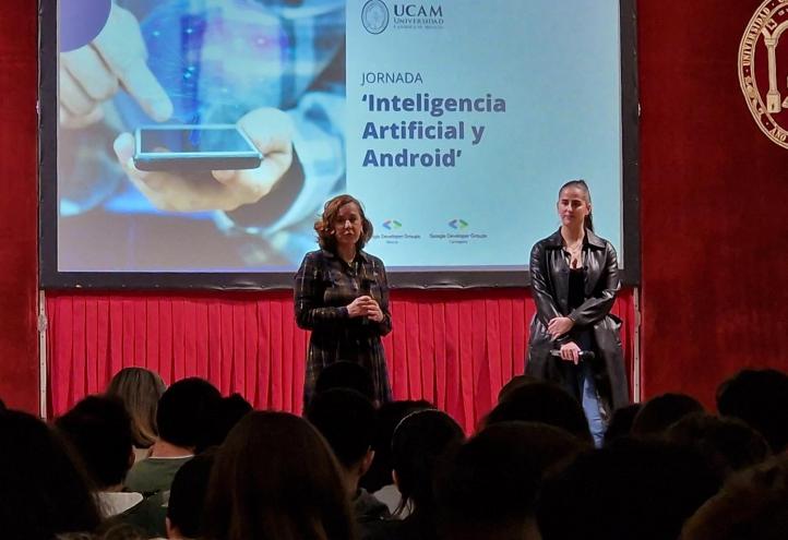 Belén López Ayuso, vicerrectora de Enseñanza Virtual de la UCAM e Irene Ruiz, directora de ‘Google for Developers’ en Murcia y estudiante de Informática de la Católica de Murcia, durante la Jornada celebrada en el Campus de la UCAM.