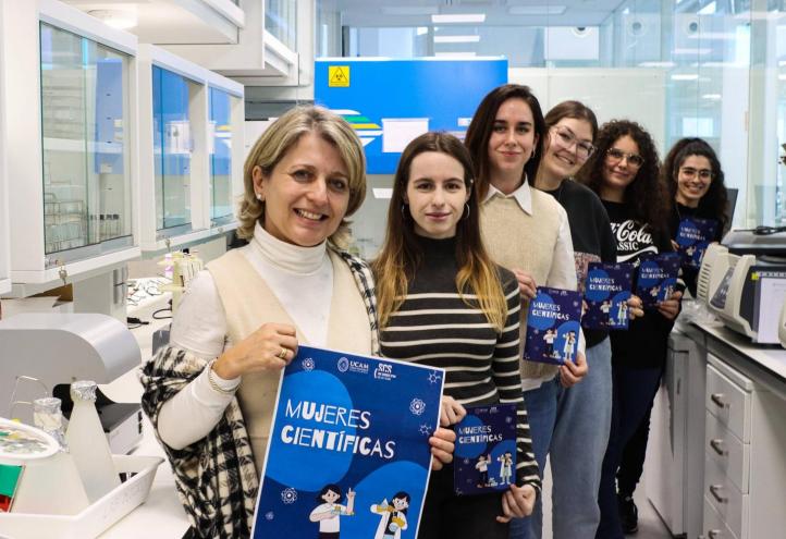 Estrella Núñez, vicerrectora de Investigación de la UCAM con científicas y estudiantes de la Universidad.