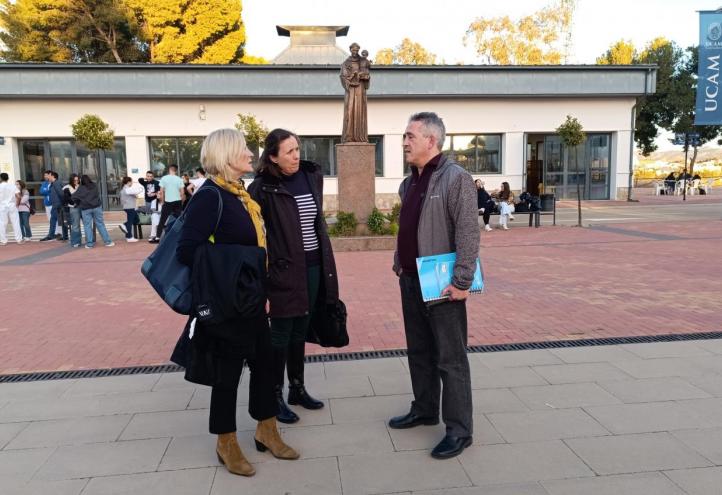 El ponente charla con una docente y la coordinadora de Enfermería de UCAM Cartagena 
