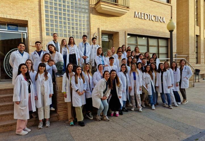 Estudiantes de la sexta promoción del Grado en Medicina de la UCAM, en el campus de Murcia, frente a su Facultad.