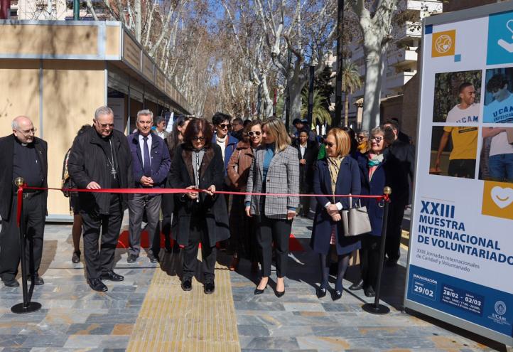 María Dolores García, presidenta de la UCAM, ha inaugurado las XXIII Muestra Internacional de Voluntariado acompañada por José Manuel Lorca Planes, obispo de la Diócesis de Cartagena y Concepción Ruiz, consejera de Política Social, Familias e Igualdad de la CARM.