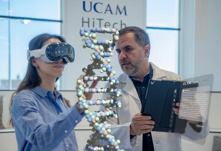 Práctica de una estudiante de ciencias de la salud de la UCAM, en el HiTech, usando las ‘Vision Pro’ de Apple para ‘tocar’ el ADN, bajo la supervisión de un profesor.