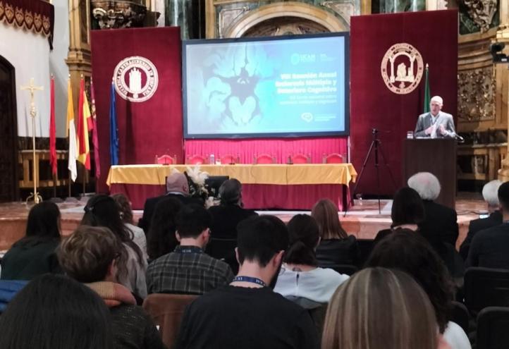 el doctor José Meca, director de la Unidad de Esclerosis Múltiple del Hospital Universitario Virgen de la Arrixaca y director de la Cátedra de Neuroinmunología Clínica y Esclerosis Múltiple de la UCAM, durante la inauguración de la VIII Reunión.
