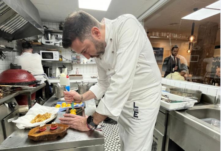 El chef David López en la cocina de su restaurante