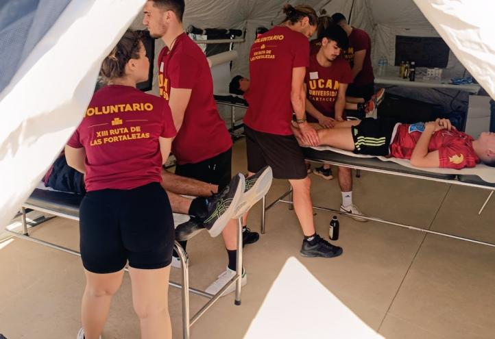 alumnos asistiendo a corredores