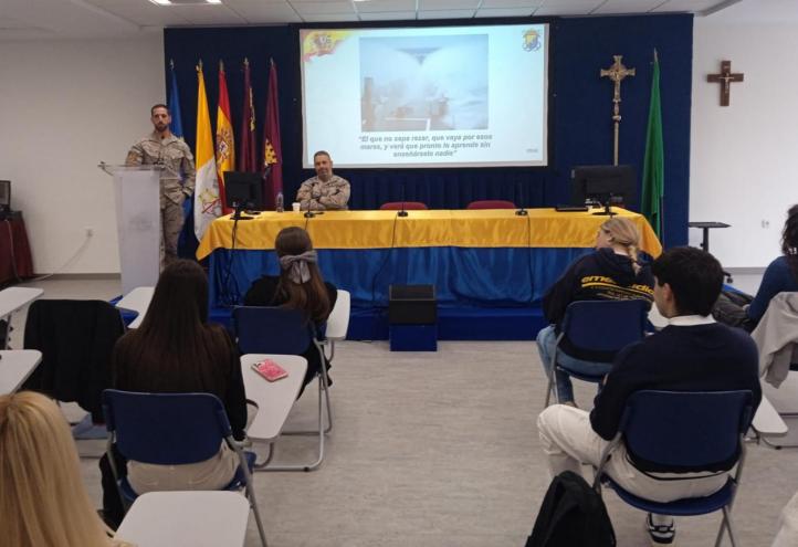 Charla sobre la Sanidad Militar