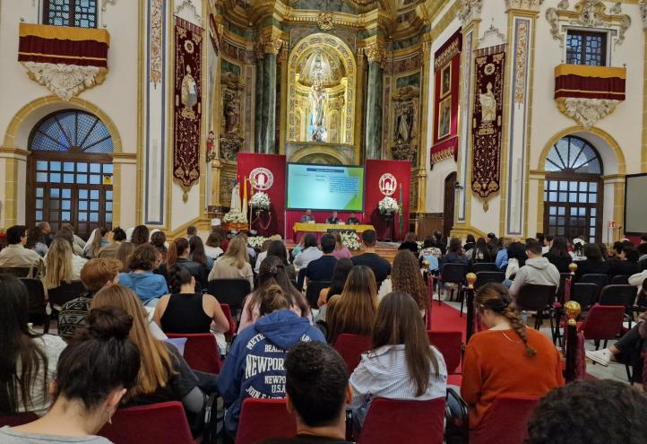 Instante de la conferencia impartida por el Padre Stefano Cecchin, presidente de la Pontificia Academia Mariana Internacional.