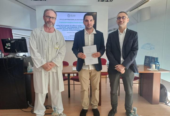 el doctor con su tesis