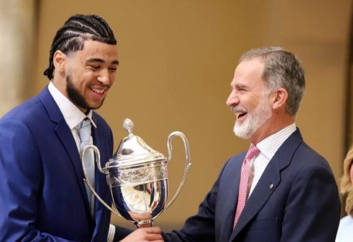 Izan Almansa y Felipe VI